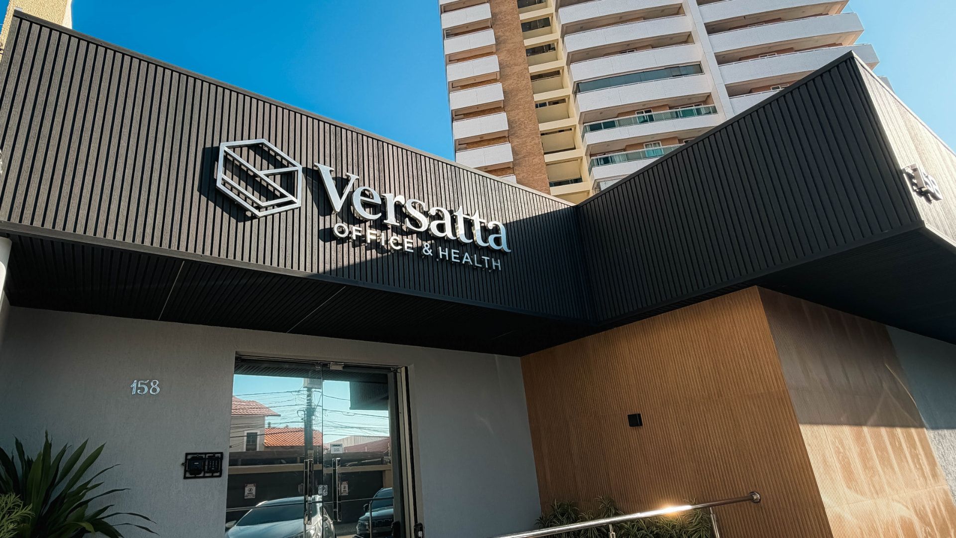 Fachada do Versatta Office & Health