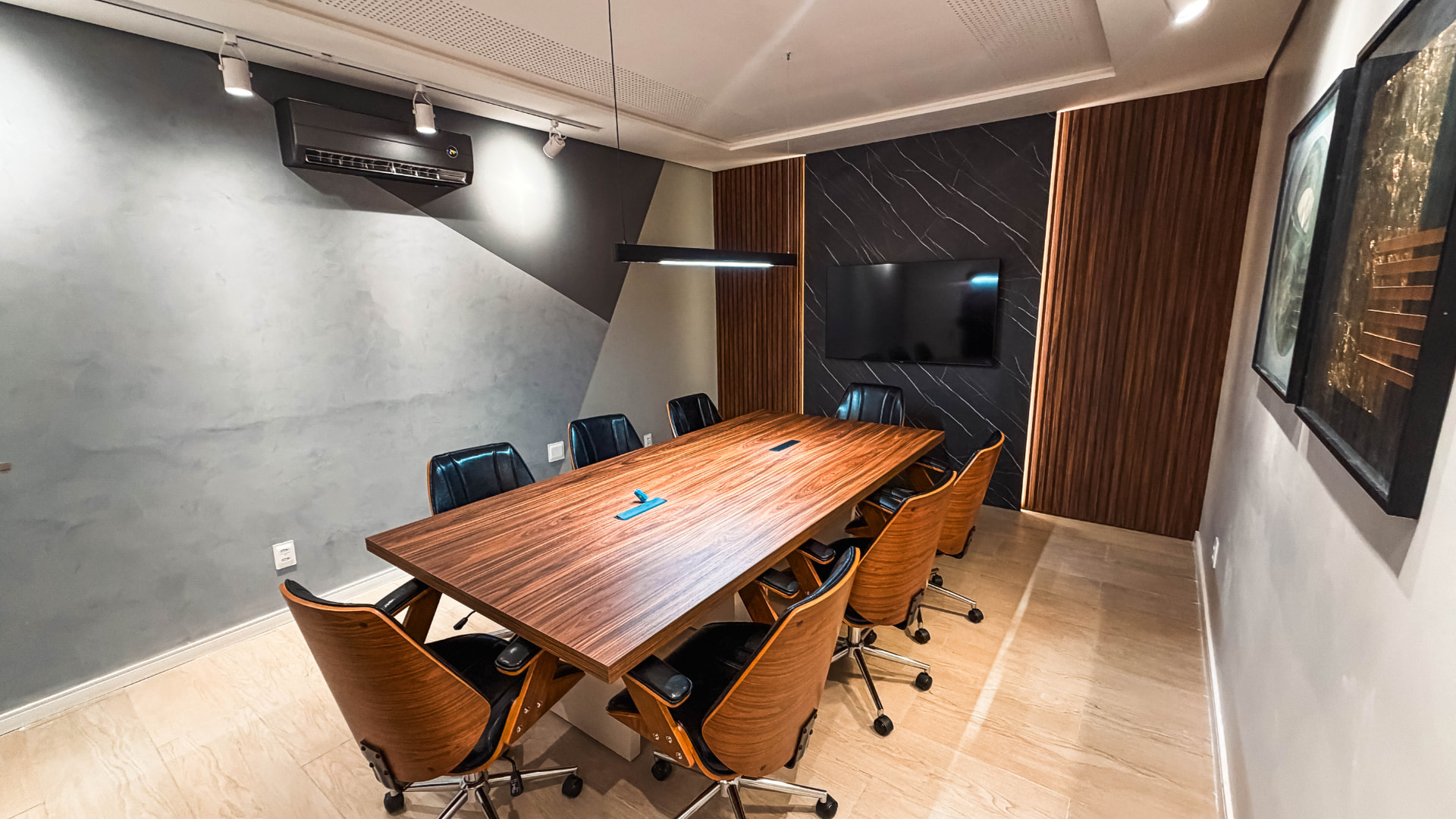 Sala de reunião com Smart TV